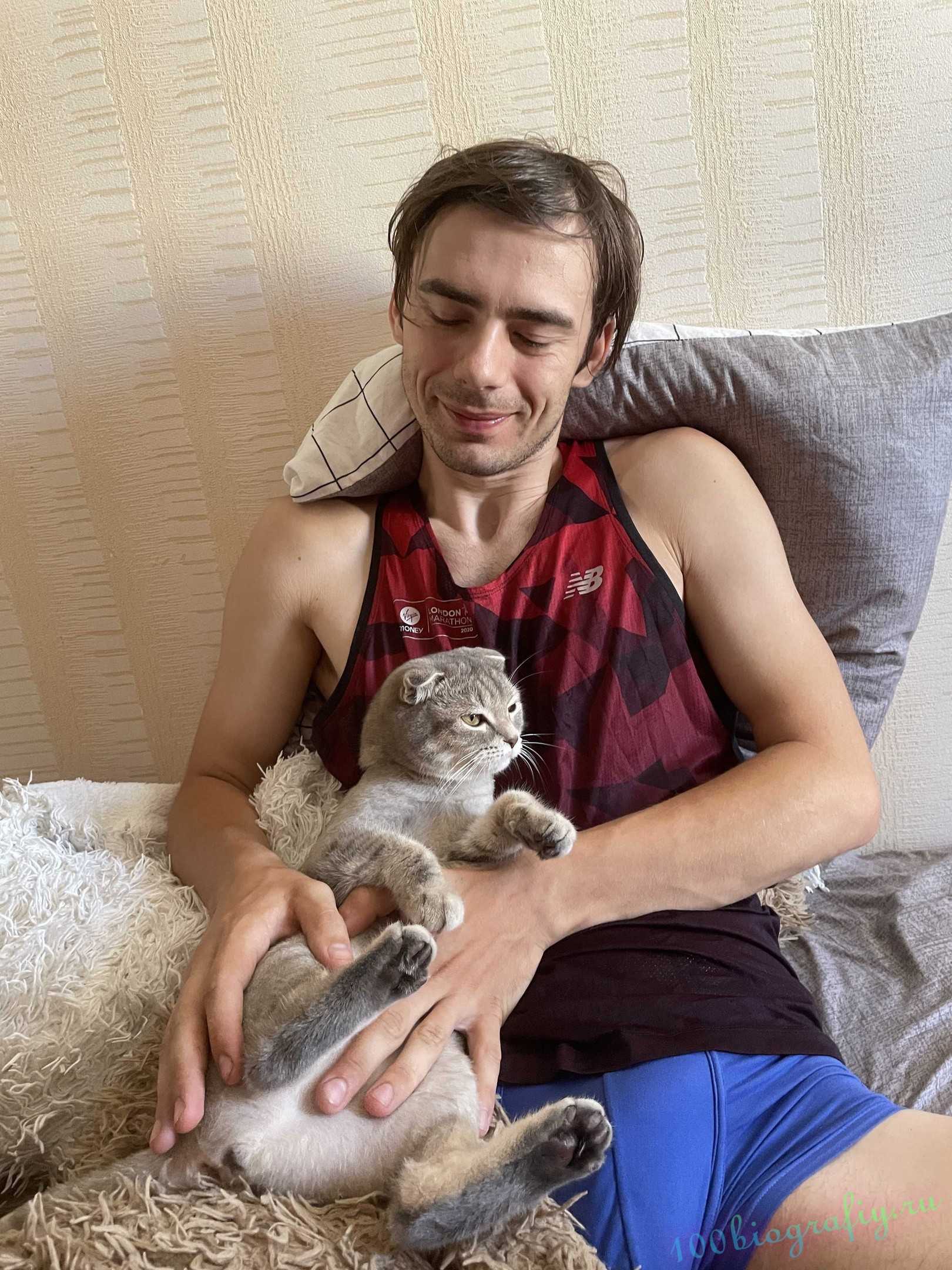 Шухрат Мусаев биография и фото блогера где родился и какое имеет образование Карьера на Youtube тематика видео и конфликт с Артемием Лебедевым Что известно о его личной жизни