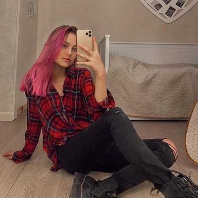 Сколько лет арине савастру из tiktok?