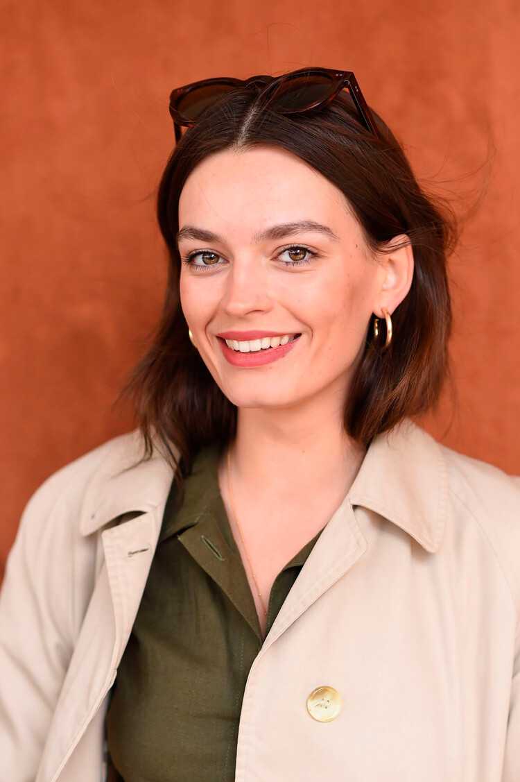 Emma mackey (actress) wiki, bio, age, height, weight, measurements, net worth, family, facts - starsgab