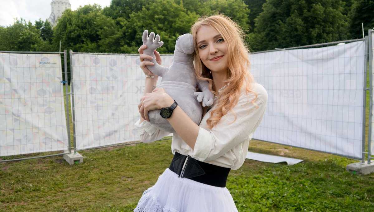 Как выглядит и живёт дочь кати огонёк, которая осиротела в возрасте 6 лет?