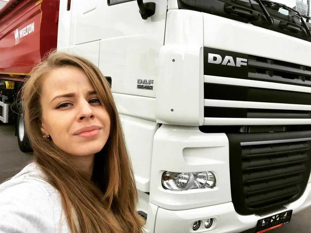 Девушка выбралась из депрессии с помощью камаза и уже три года разъезжает на самосвале по подмосковью