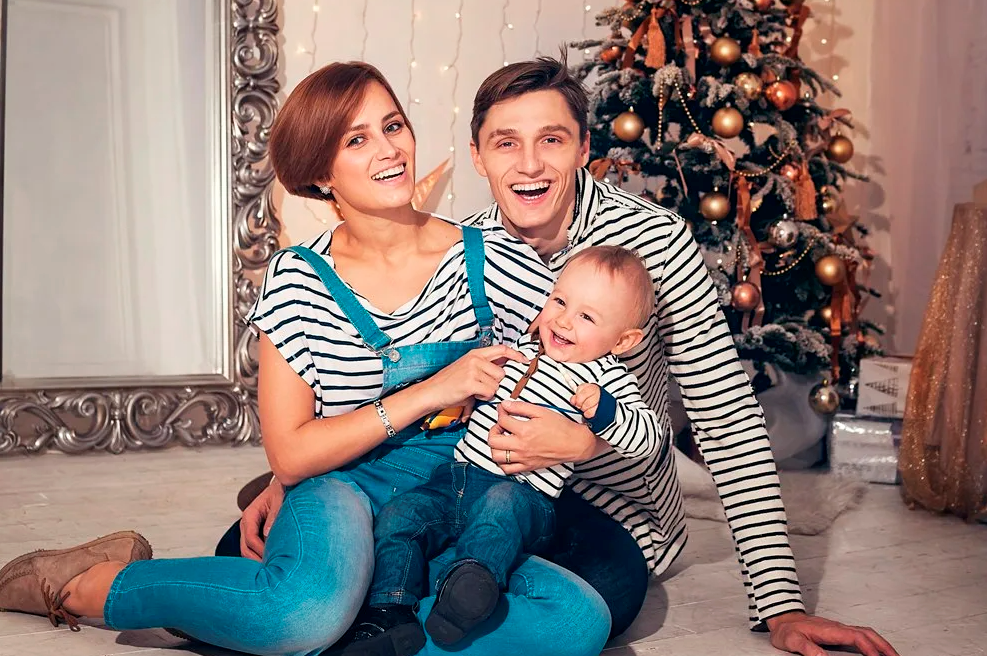 Алена Коломина российская актриса родом с Луганска Известна по ролям в картинах Берёзка Воспитательница Я подарю тебе рассвет