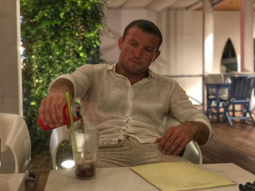 Сталкивались со змеями и переносили жару: что осталось за кадром нового «последнего героя»